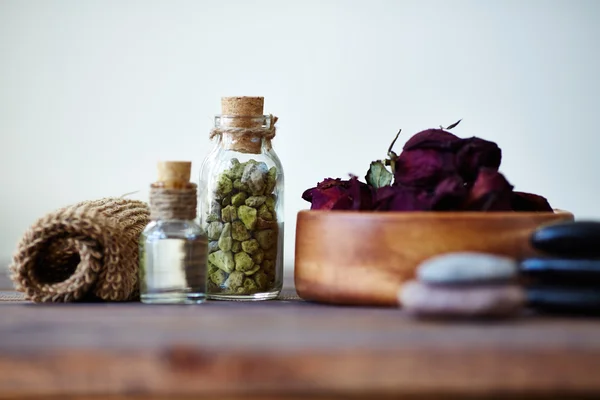Płatki i olej do aromaterapii — Zdjęcie stockowe