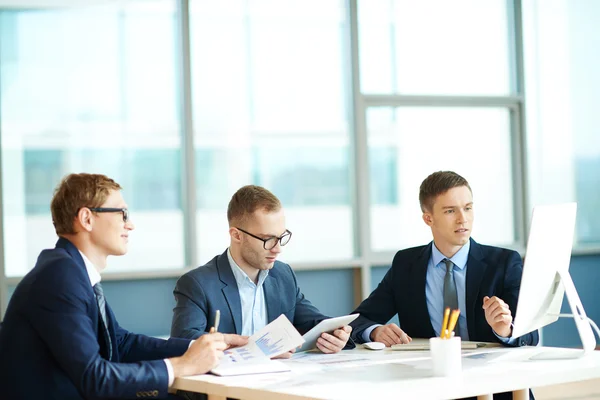 Empresarios trabajando en la oficina — Foto de Stock