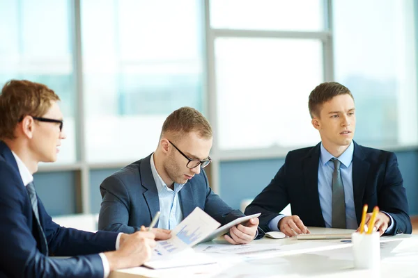 Männer bei Treffen im Amt — Stockfoto