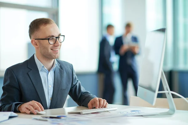 Businessman using pc — Stock Photo, Image