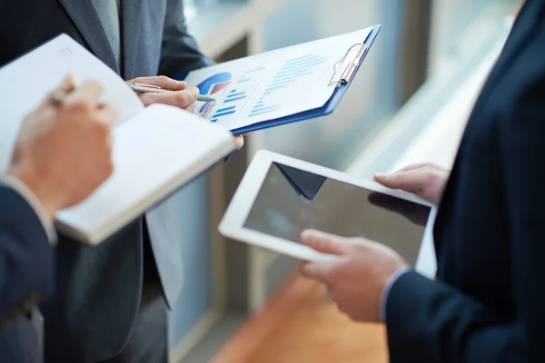 Collega's bespreken statistieken — Stockfoto