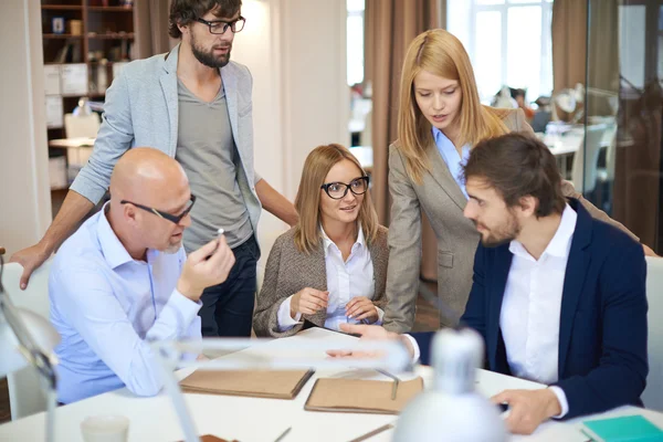 Diseñadores compartiendo ideas — Foto de Stock