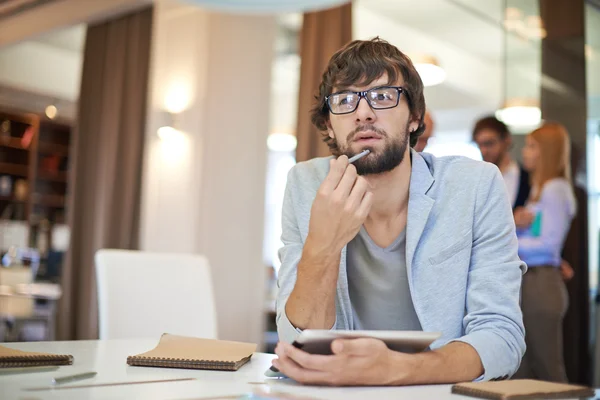 Knappe zakenman aan het werk — Stockfoto