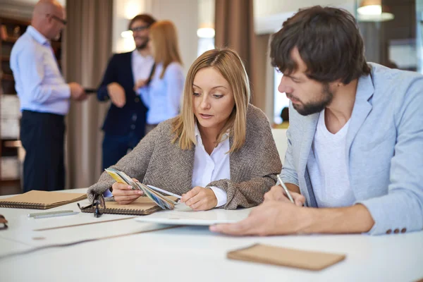 Diseñadores discutiendo paleta de colores — Foto de Stock