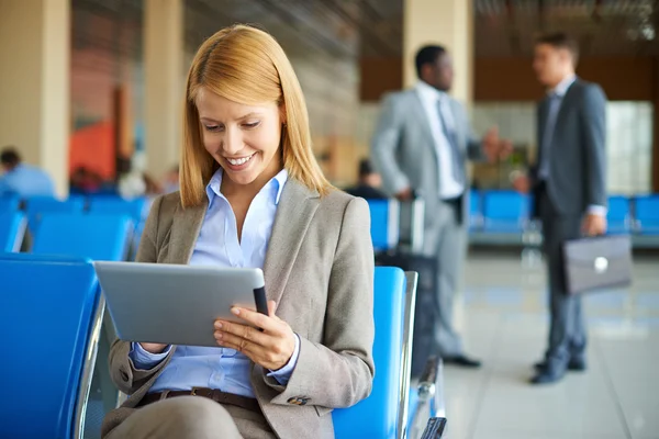 Geschäftsfrau nutzt Touchpad am Flughafen — Stockfoto