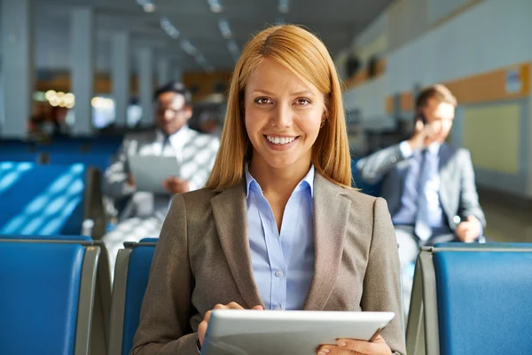 Mujer con touchpad en aeropuerto — Foto de Stock