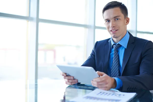 Empresário que trabalha no escritório — Fotografia de Stock