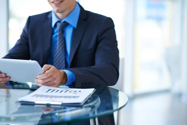 Empresario trabajando con touchpad — Foto de Stock