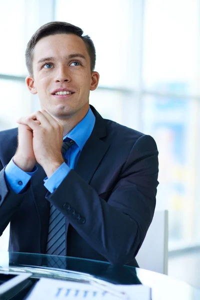 Empresario sentado en el lugar de trabajo —  Fotos de Stock