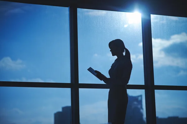 Geschäftsfrau mit Touchpad am Fenster — Stockfoto