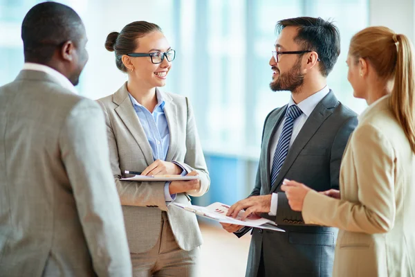 Parceiros de negócios discutindo planos — Fotografia de Stock