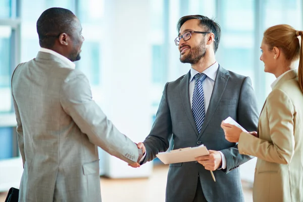 Two businessmen making agreement — Stock Photo, Image