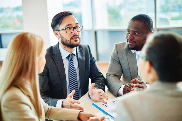 Zakenman van Aziatische afkomst met collega 's — Stockfoto