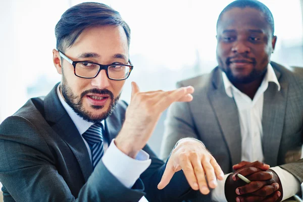 Geschäftsmann asiatischer Herkunft mit Kollegen — Stockfoto