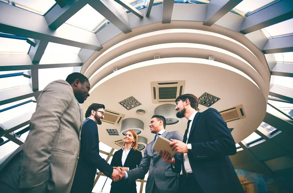 Homens de negócios handshaking — Fotografia de Stock