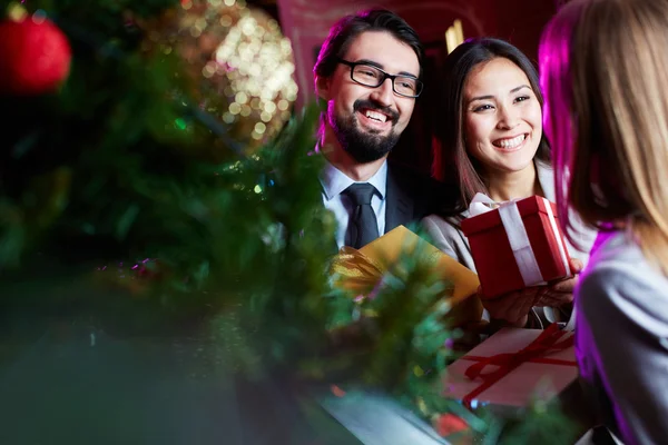 Werknemers collega feliciteren met Kerstmis — Stockfoto