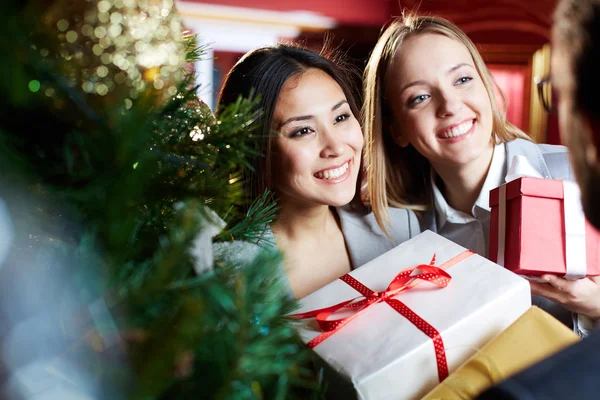 Hübsche Mitarbeiter mit Weihnachtsgeschenken — Stockfoto