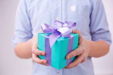 Çocuk holding paket kurdele ile