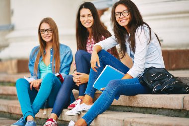 Öğrenciler College merdivenlerde