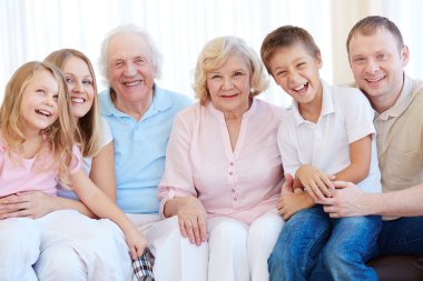 Neşeli aile evde