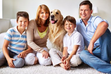 Baba, anne ve çocukları ile köpek
