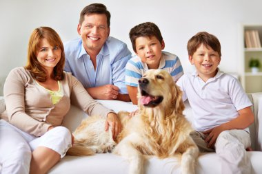 Aile ve Labrador köpek
