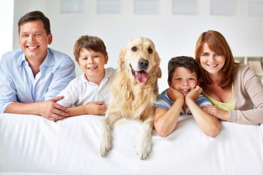 Aile ile Labrador köpek