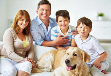 Aile ile Labrador köpek