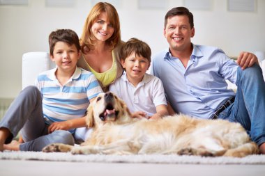 Aile ile Labrador köpek