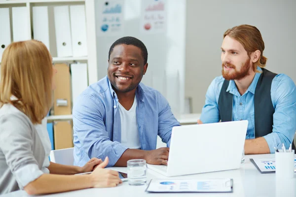 Empleados que escuchan las explicaciones de sus colegas — Foto de Stock