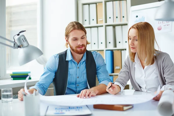 Diseñadores mirando el plano — Foto de Stock