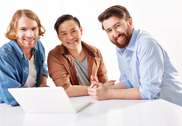 Homens sorridentes com laptop — Fotografia de Stock