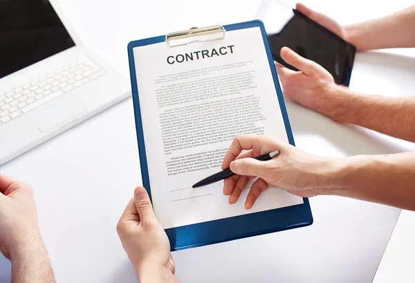 Handen met zakelijk contract — Stockfoto