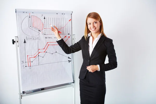 Mujer de negocios analizando gráfico — Foto de Stock