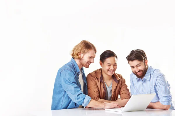 Mannen die op laptop werkt — Stockfoto