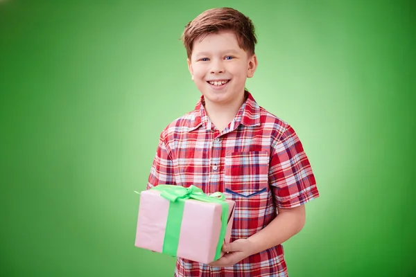 Jongen met gewikkeld geschenk — Stockfoto