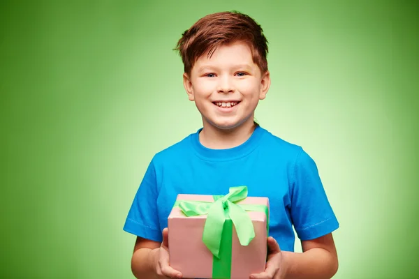 Niño con caja de regalo —  Fotos de Stock