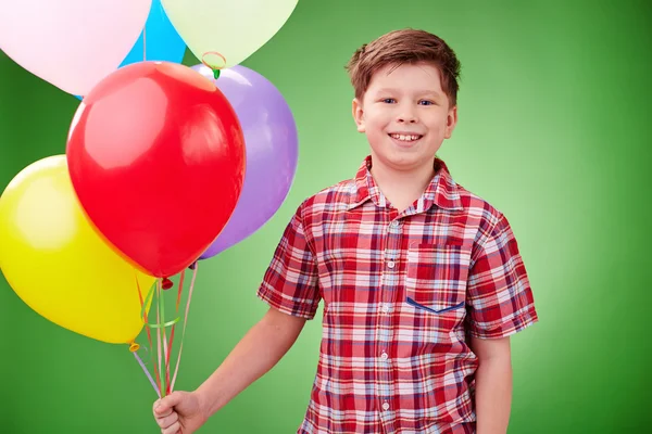 Lächelnder Junge mit Luftballons — Stockfoto