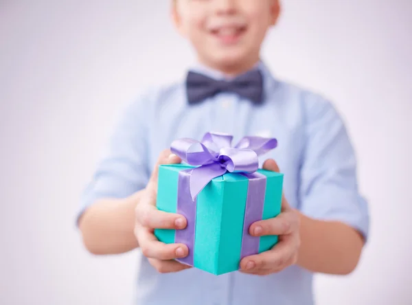 Chlapec s modrý balíček s mašlí — Stock fotografie