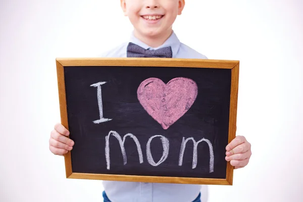 男孩抱着黑板上用我爱你的妈妈题词 — 图库照片