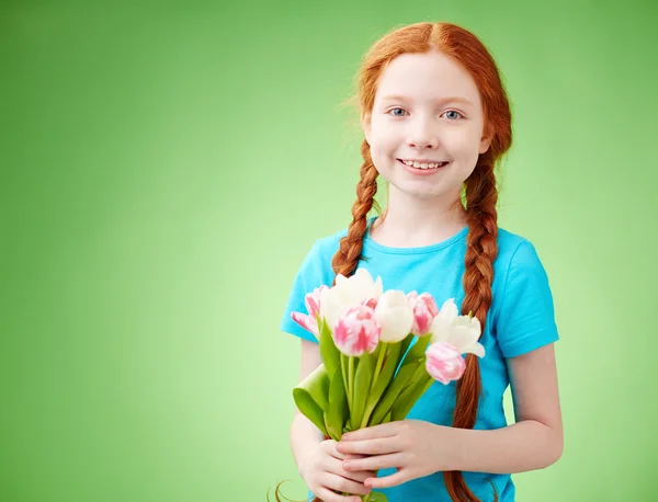 Meisje met tulpen boeket — Stockfoto