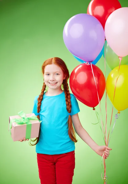 女孩用礼品盒和气球 — 图库照片