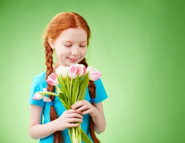 チューリップの花束を持つ少女 — ストック写真