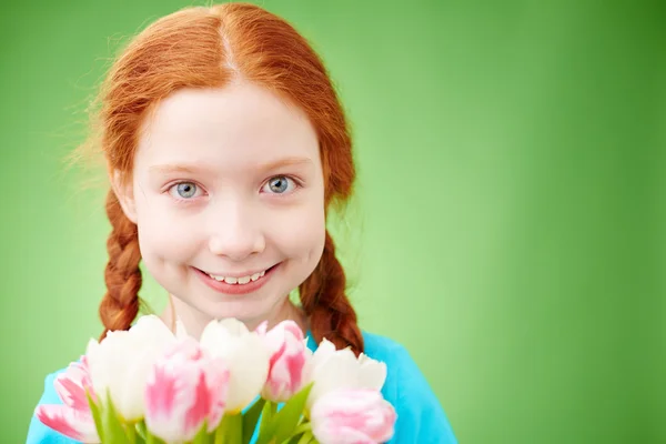 Menina com buquê de tulipas — Fotografia de Stock