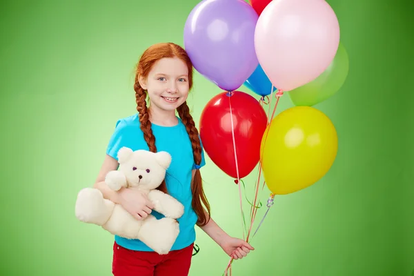 Meisje met teddybeer en ballonnen — Stockfoto