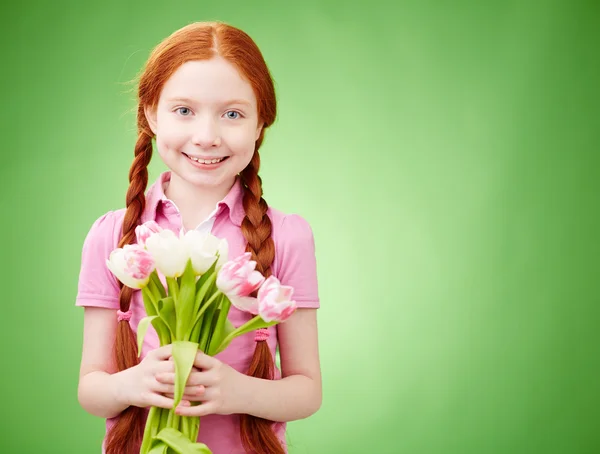 Meisje met tulpen boeket — Stockfoto