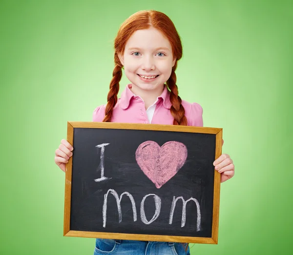 Meisje houden schoolbord met liefde verklaring aan moeder — Stockfoto