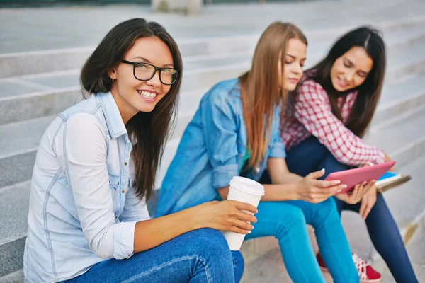 Adolescente com xícara de café — Fotografia de Stock