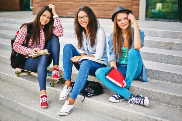 Adolescentes assis sur les escaliers — Photo