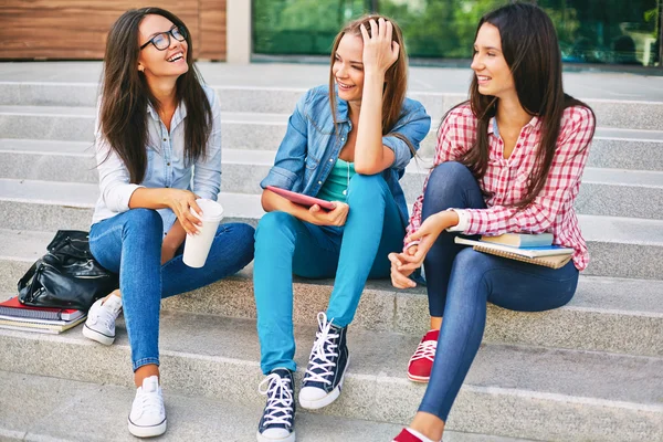 Chicas hablando en la escuela pasos — Foto de Stock